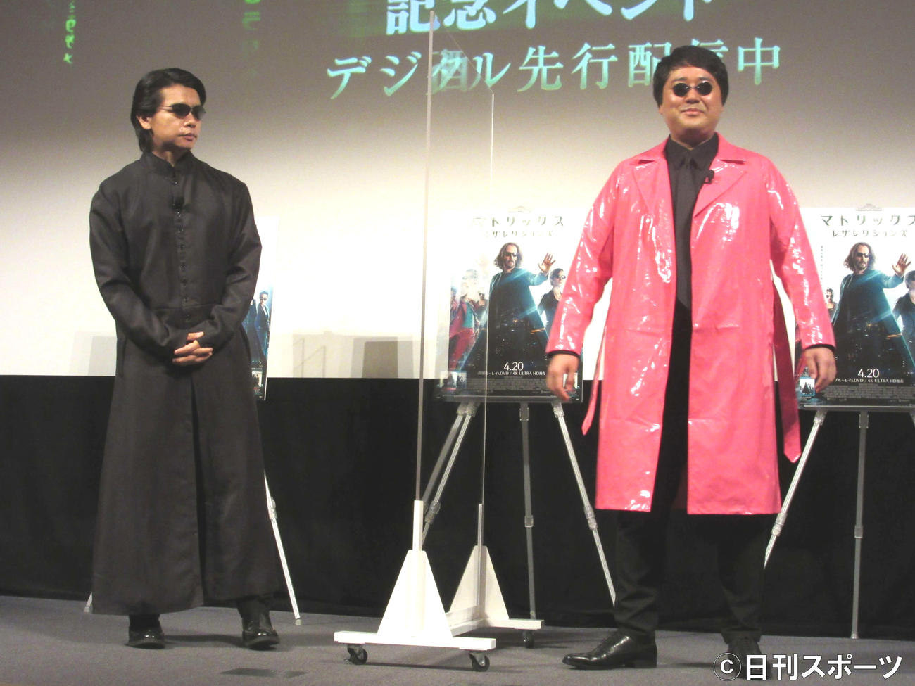 「マトリックス　レザレクションズ」リリース記念イベントに出席した、お笑いコンビ、マヂカルラブリーの野田クリスタル（左）と村上（撮影・加藤理沙）