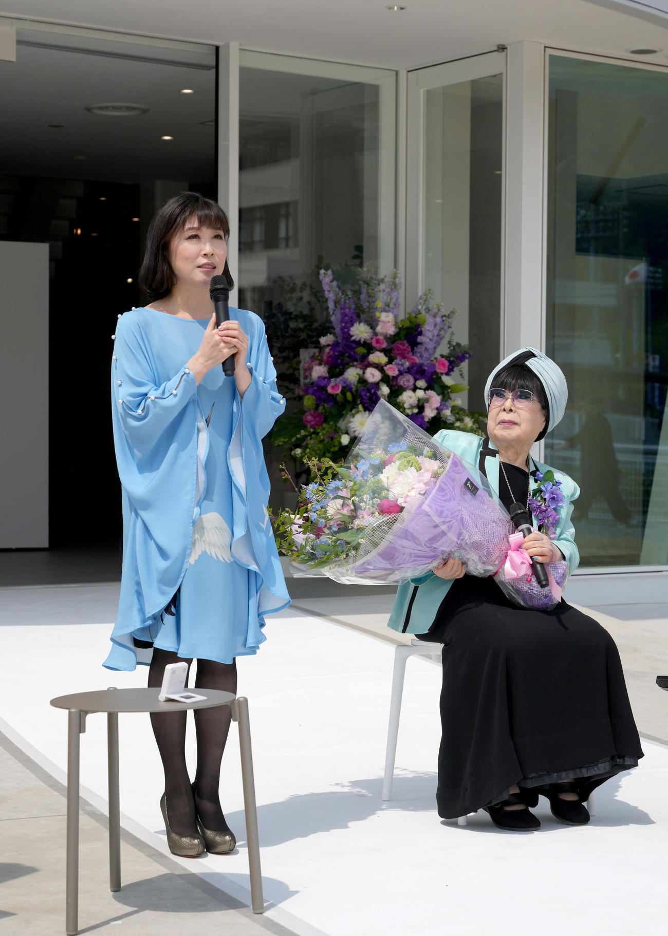 福井・若狭町の桂由美記念館「YUMI KATSURA MUSEUM」のオープニングセレモニーにサプライズで登場した水森かおりと桂由美さん