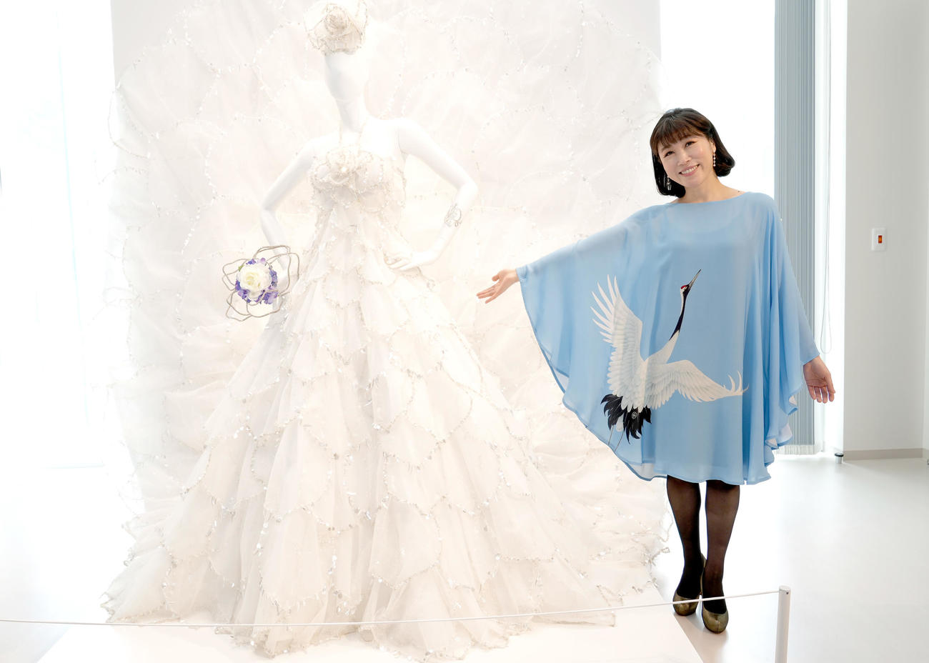 福井・若狭町の桂由美記念館「YUMI KATSURA MUSEUM」のオープニングセレモニーにサプライズで登場した水森かおり