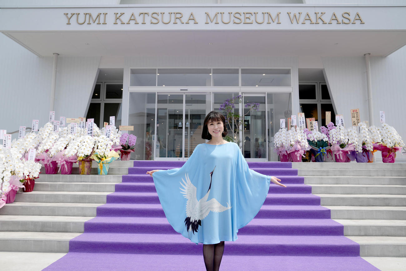 福井・若狭町の桂由美記念館「YUMI KATSURA MUSEUM」のオープニングセレモニーにサプライズで登場した水森かおり