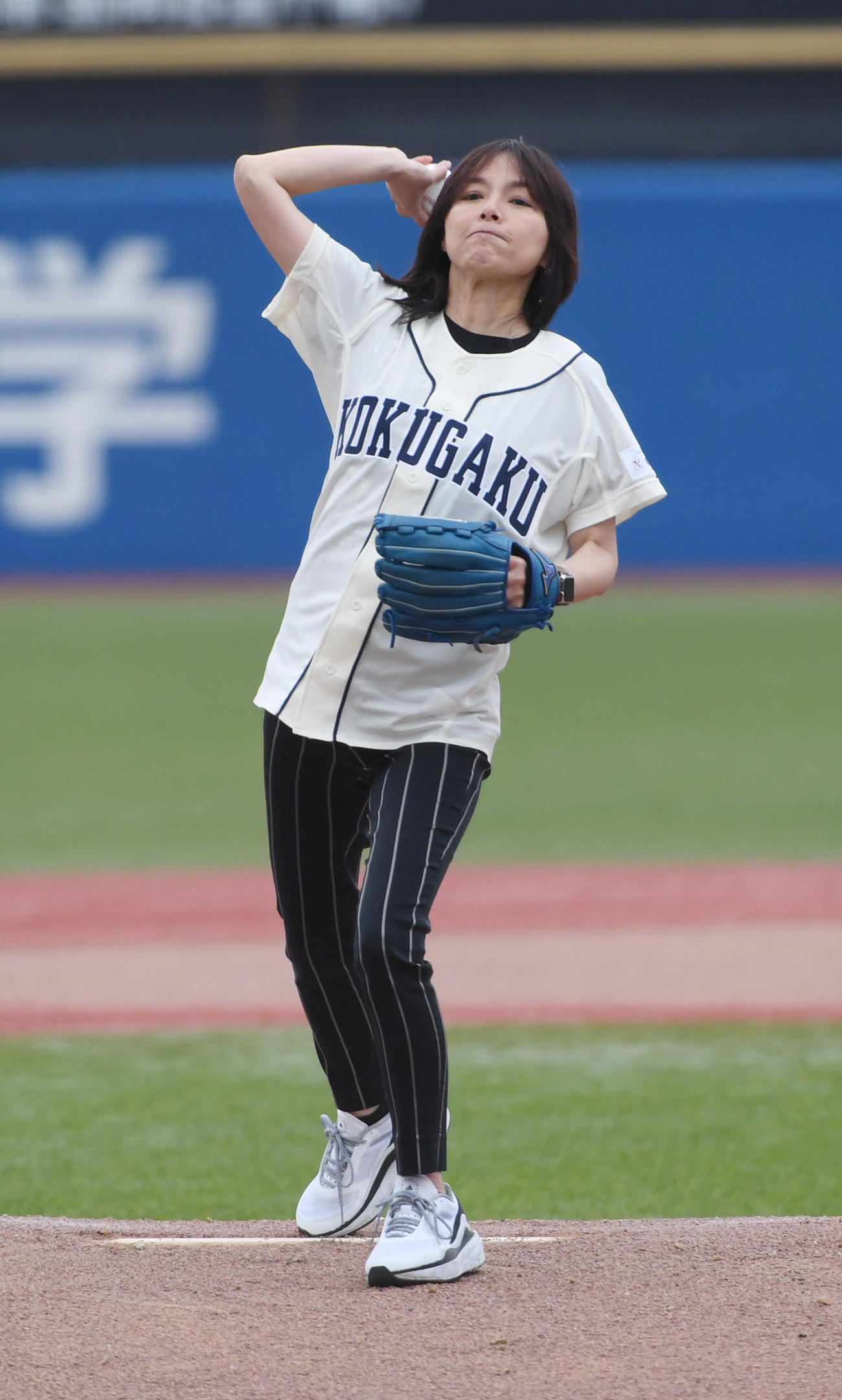 日大対国学院大の試合前に、始球式を務めた相川七瀬（撮影・柴田隆二）