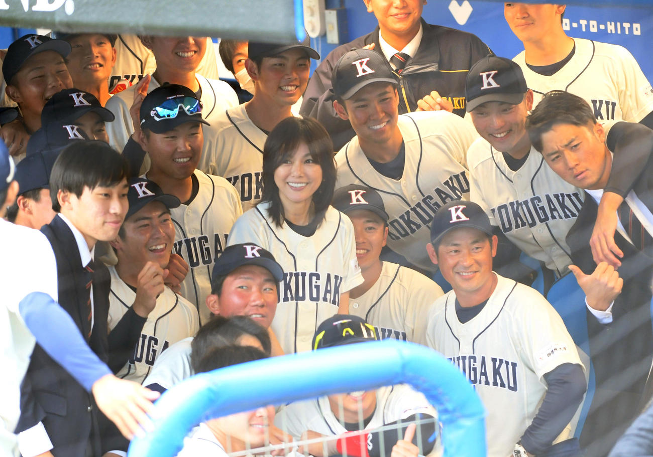 日大対国学院大の試合前に、始球式を務める相川七瀬（中央）は国学院大ナインと記念撮影する（撮影・柴田隆二）