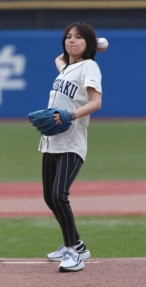 日大対国学院大の試合前に、始球式を務めた相川七瀬（撮影・柴田隆二）