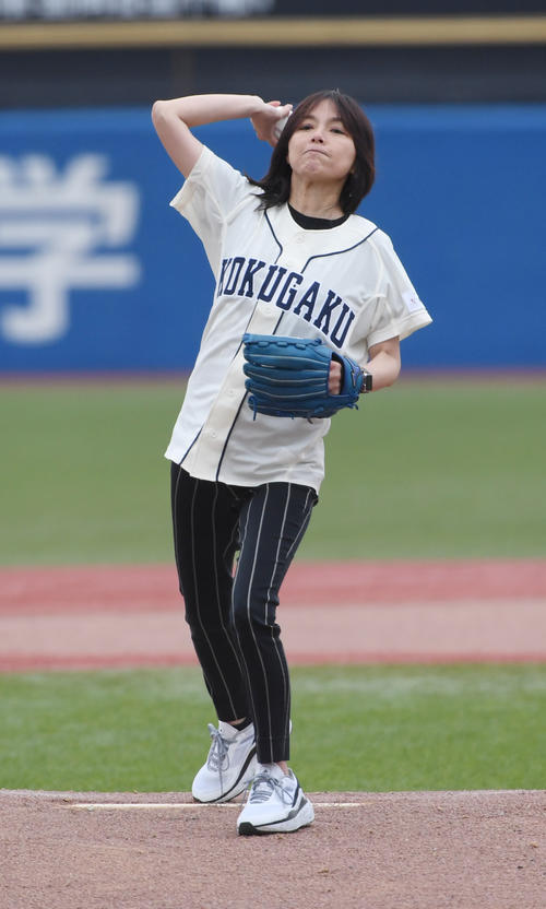 日大対国学院大の試合前に、始球式を務めた相川七瀬（撮影・柴田隆二）