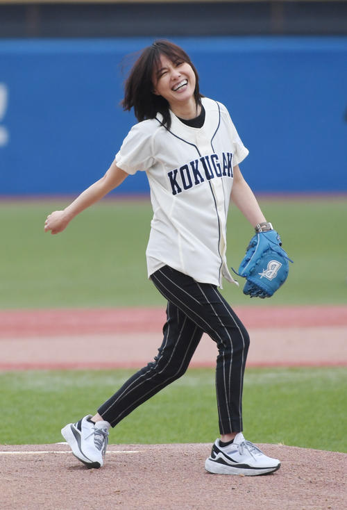 日大対国学院大の試合前に、始球式を務めた相川七瀬（撮影・柴田隆二）