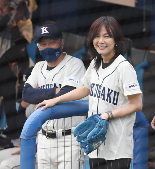 日大対国学院大の試合前に、始球式を務める相川七瀬は国学院大・鳥山監督と談笑する（撮影・柴田隆二）