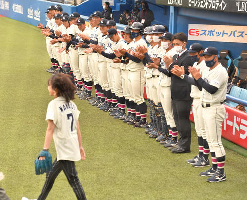 日大対国学院大、国学院大ナインの拍手で始球式に向かう相川七瀬（撮影・柴田隆二）