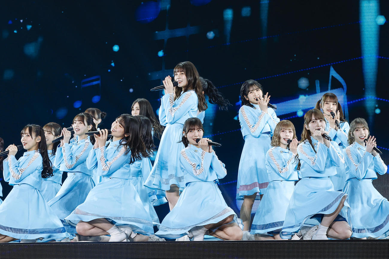 初の東京ドーム公演でパフォーマンスする日向坂46