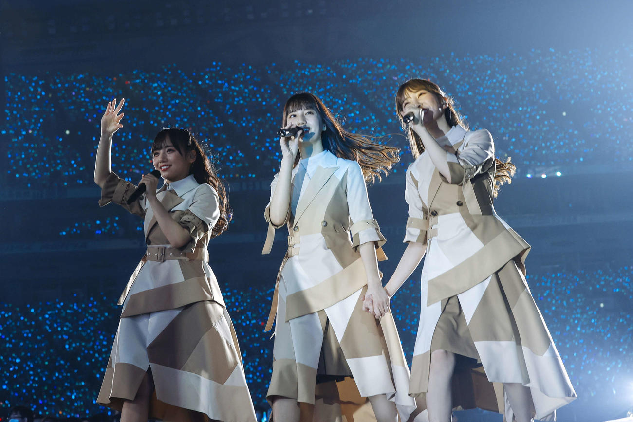 初の東京ドーム公演でパフォーマンスする日向坂46