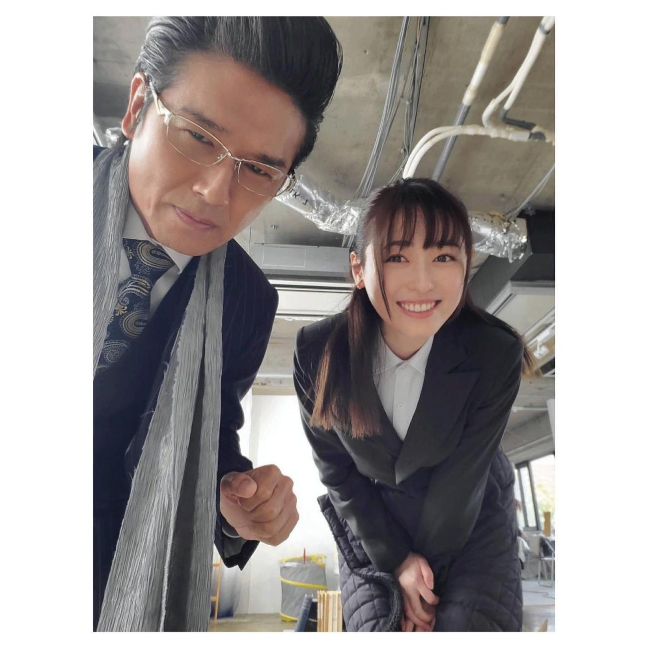 高橋克典（左）とのオフショットを公開した福原遥（福原遥オフィシャルブログより）