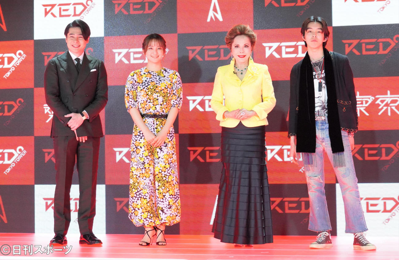 「RED°TOKYO TOWER」のオープニングセレモニーに出席した、左からお笑いコンビ平成ノブシコブシ吉村崇、岡田結実、デヴィ・スカルノ、YOSHI（撮影・佐藤成）