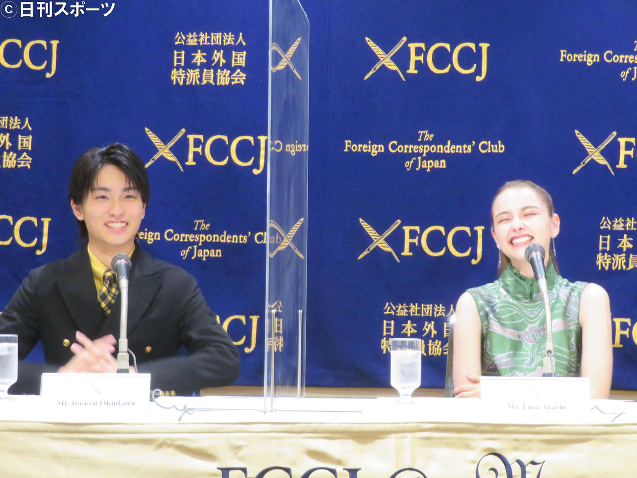 日本外国特派員協会で行われた映画「マイスモールランド」会見で照れ笑いを浮かべる、奥平大兼と嵐莉菜（撮影・村上幸将）
