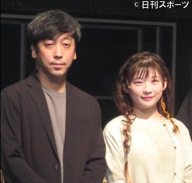 脚本家・蓬莱竜太氏（左）と伊藤沙莉（2021年6月撮影）