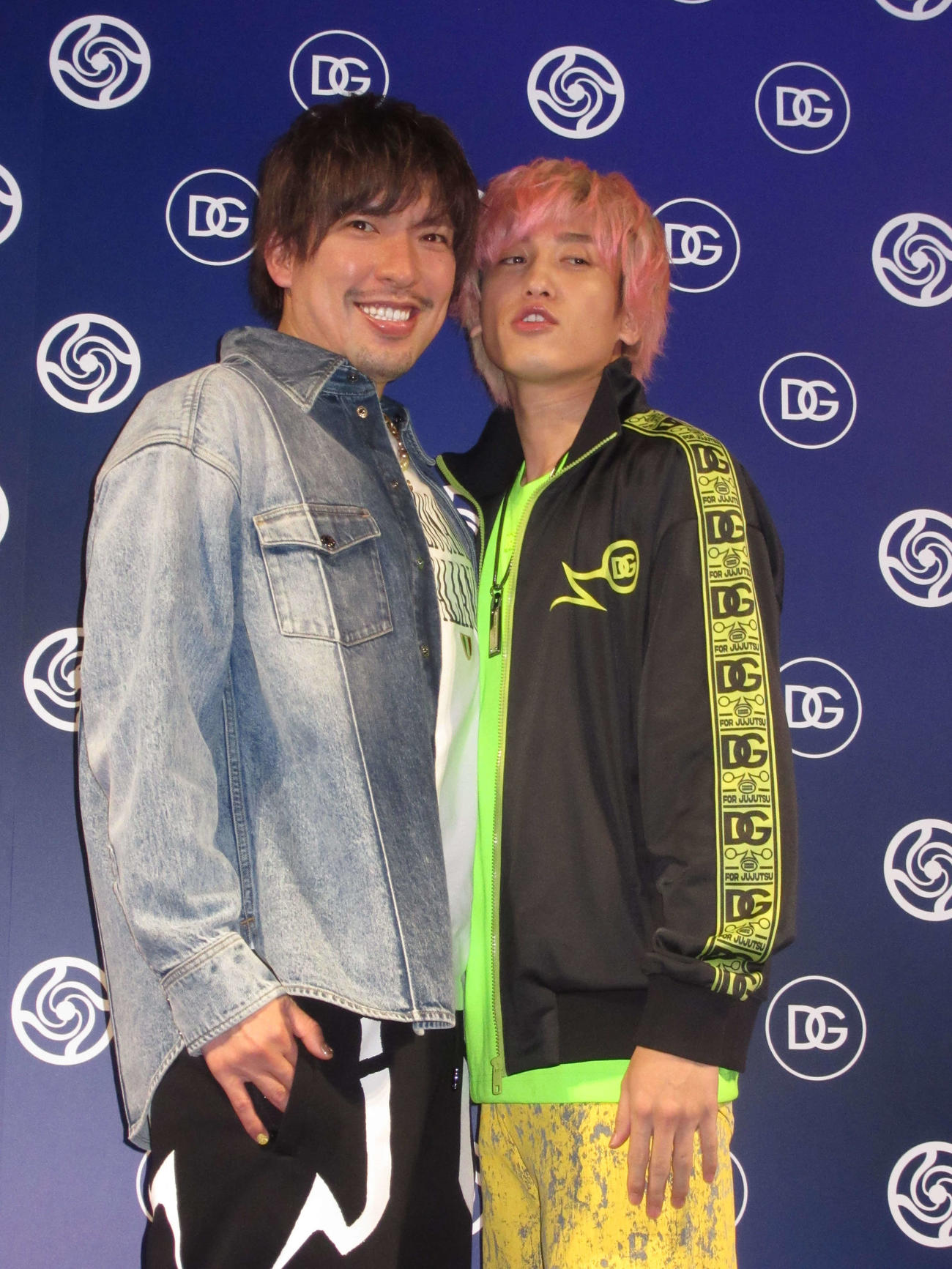 「ドルチェ＆ガッバーナ×呪術廻戦」ポップアップストアin渋谷フォトコールに出席した、EXITのりんたろー。（左）と兼近大樹（撮影・加藤理沙）