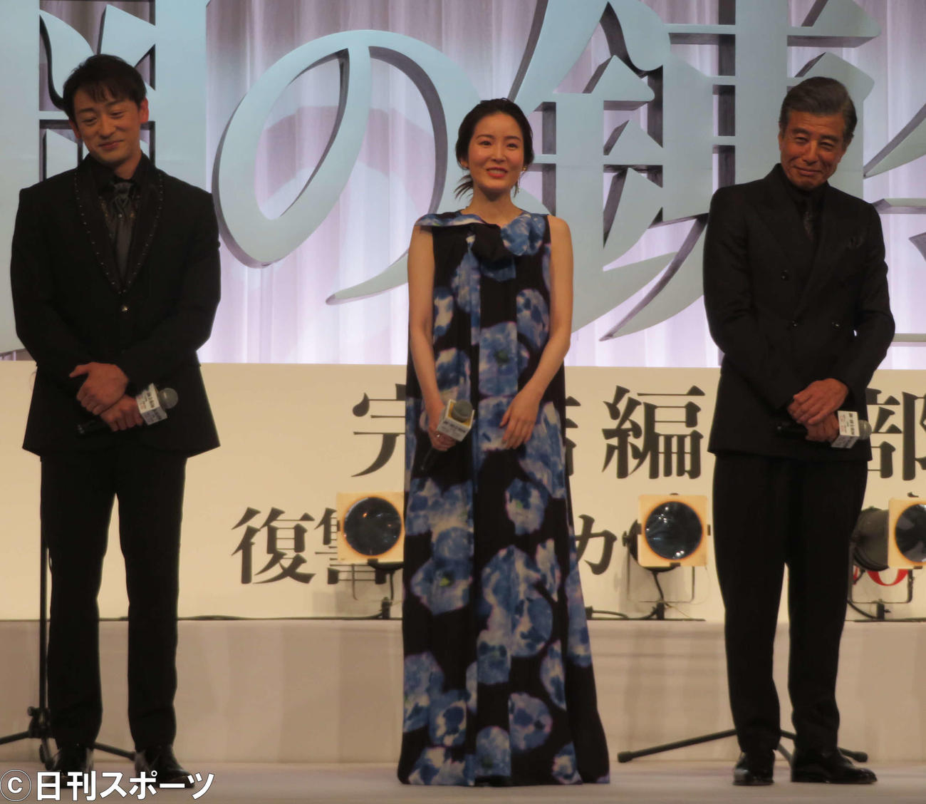映画「鋼の錬金術師　完結編　復讐者スカー／最後の錬成」製作報告イベントの最中に笑い合う,左から山本耕史、蓮佛美沙子、舘ひろし（撮影・村上幸将）