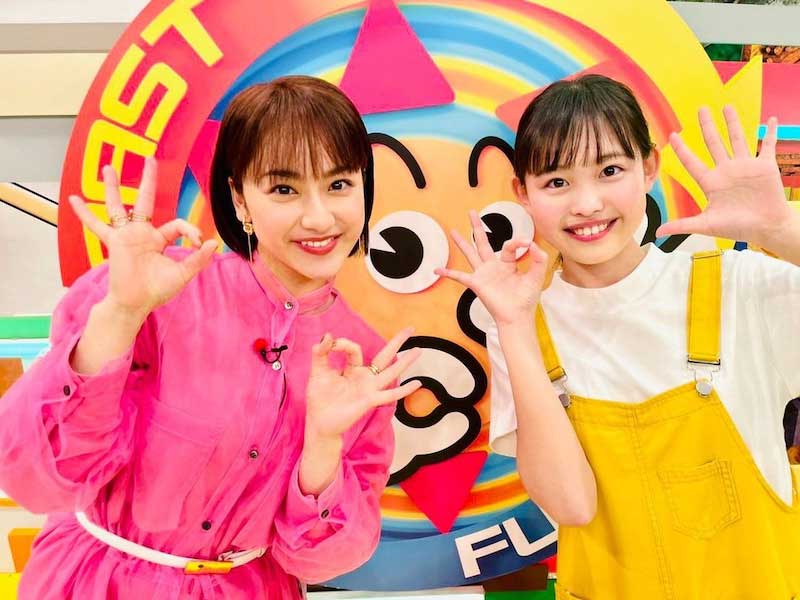 「おはスタ生放送」おはガール練習生・ごっちんこと後藤花との2ショット（平祐奈オフィシャルブログより）