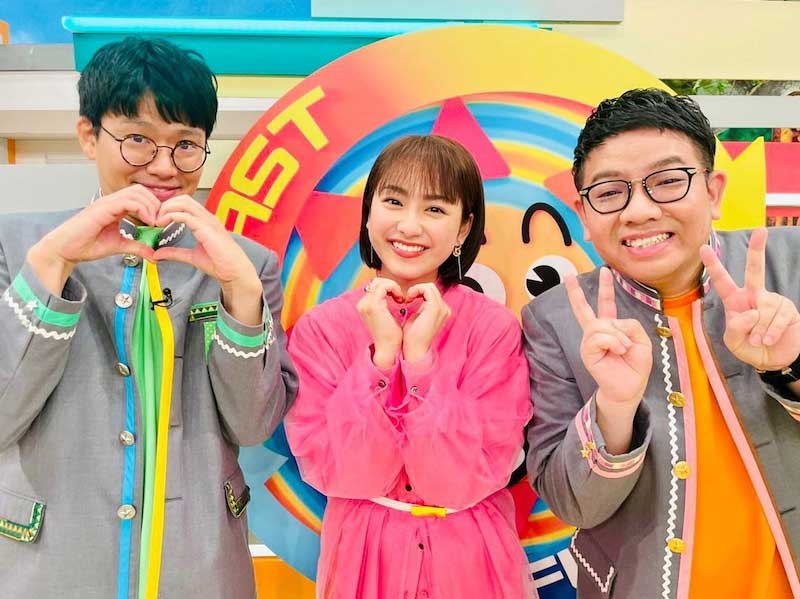 「おはスタ生放送」水曜日のレギュラーのミキ（亜生・昴生）と3ショット（平祐奈オフィシャルブログより）