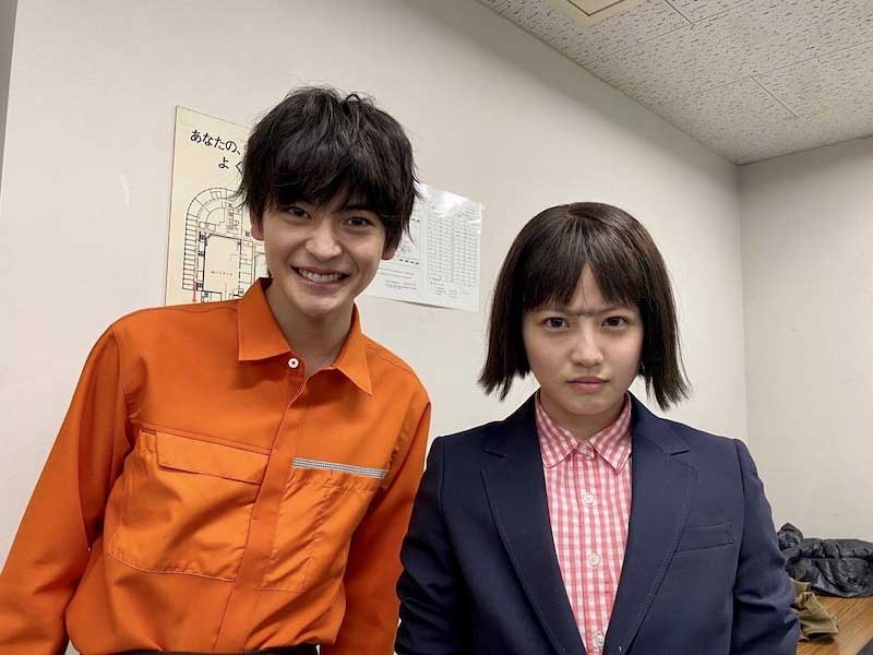 眉毛つながっちゃった麻理鈴！高橋文哉（左）と今田美桜（悪女（わる）～働くのがカッコ悪いなんて誰が言った？～ オフィシャルブログより）