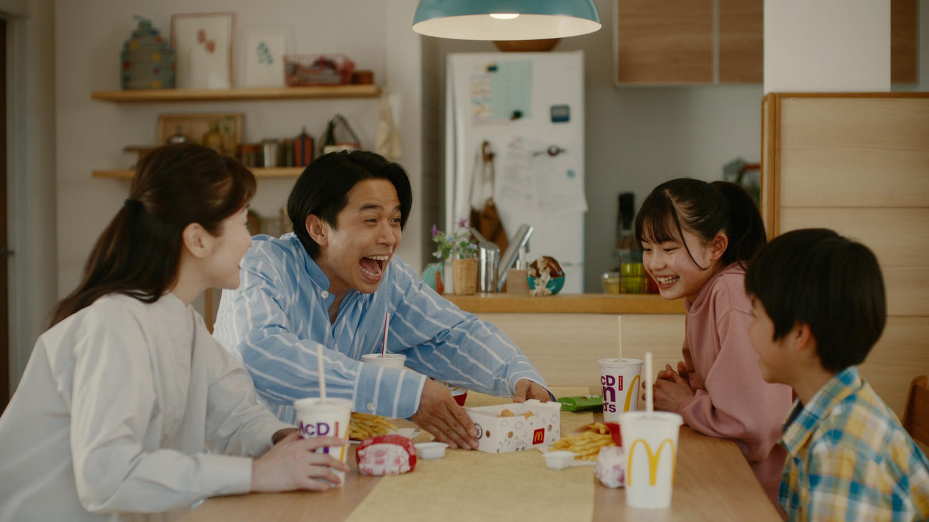 マクドナルドの新CMに出演する井ノ原快彦（左から2人目）