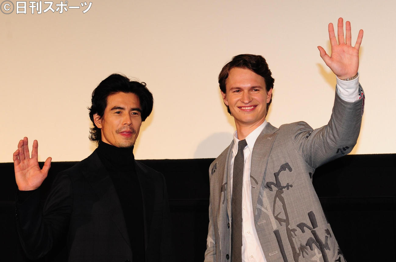 ドラマ「TOKYO VICE」の完成披露試写会であいさつをした伊藤英明（左）とアンセル・エルゴート（2022年4月撮影）