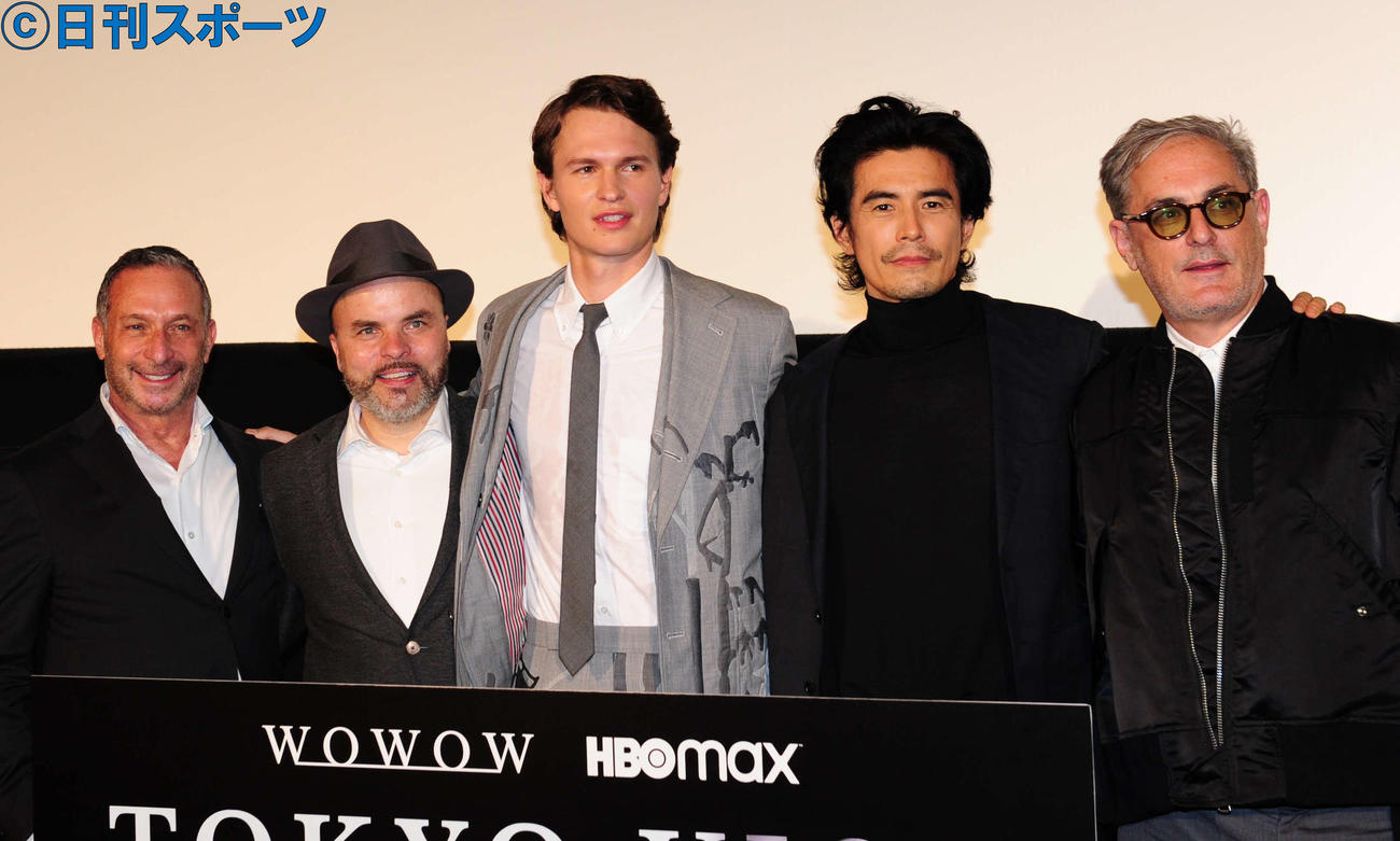 ドラマ「TOKYO VICE」の完成披露試写会を行った、左からアラン・プール、J.T.ロジャース、アンセル・エルゴート、伊藤英明、ジョン・レッシャー（2022年4月撮影）