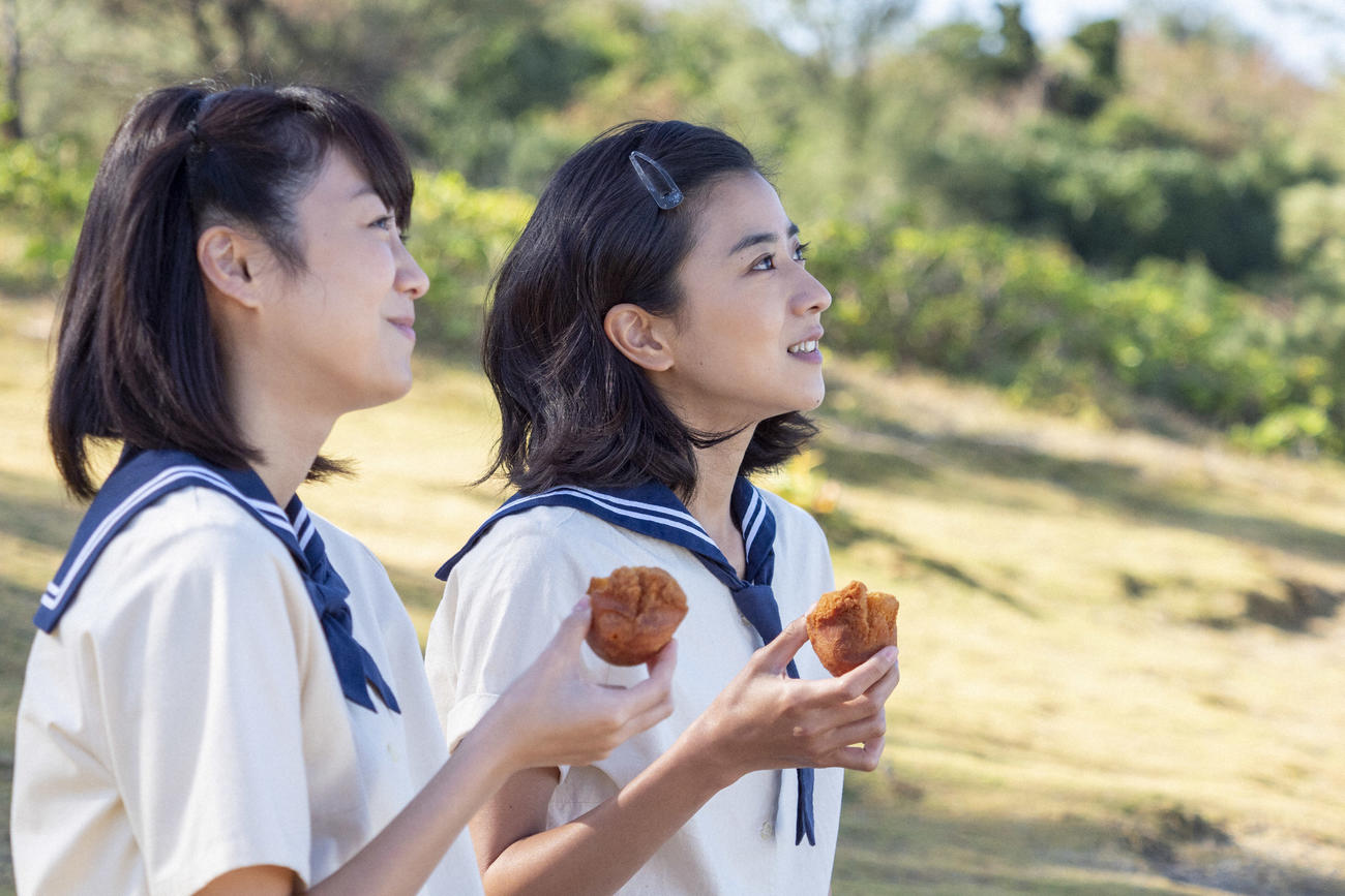 朝ドラ「ちむどんどん」より。高校生になった比嘉暢子（右＝黒島結菜）は友人の前田早苗（高田夏帆）とサーターアンダギーを手に話す（C）NHK
