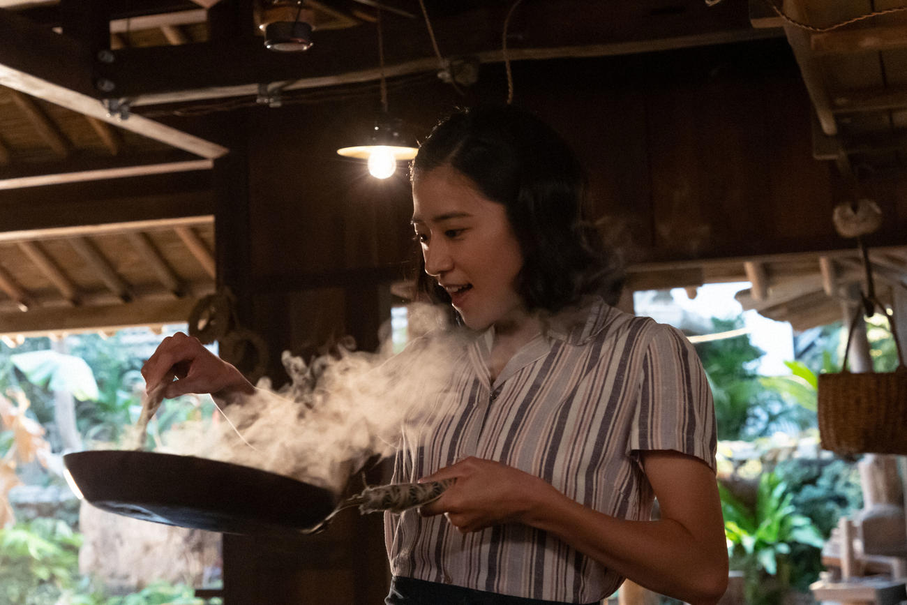 朝ドラ「ちむどんどん」より。料理する比嘉暢子（右＝黒島結菜）（C）NHK
