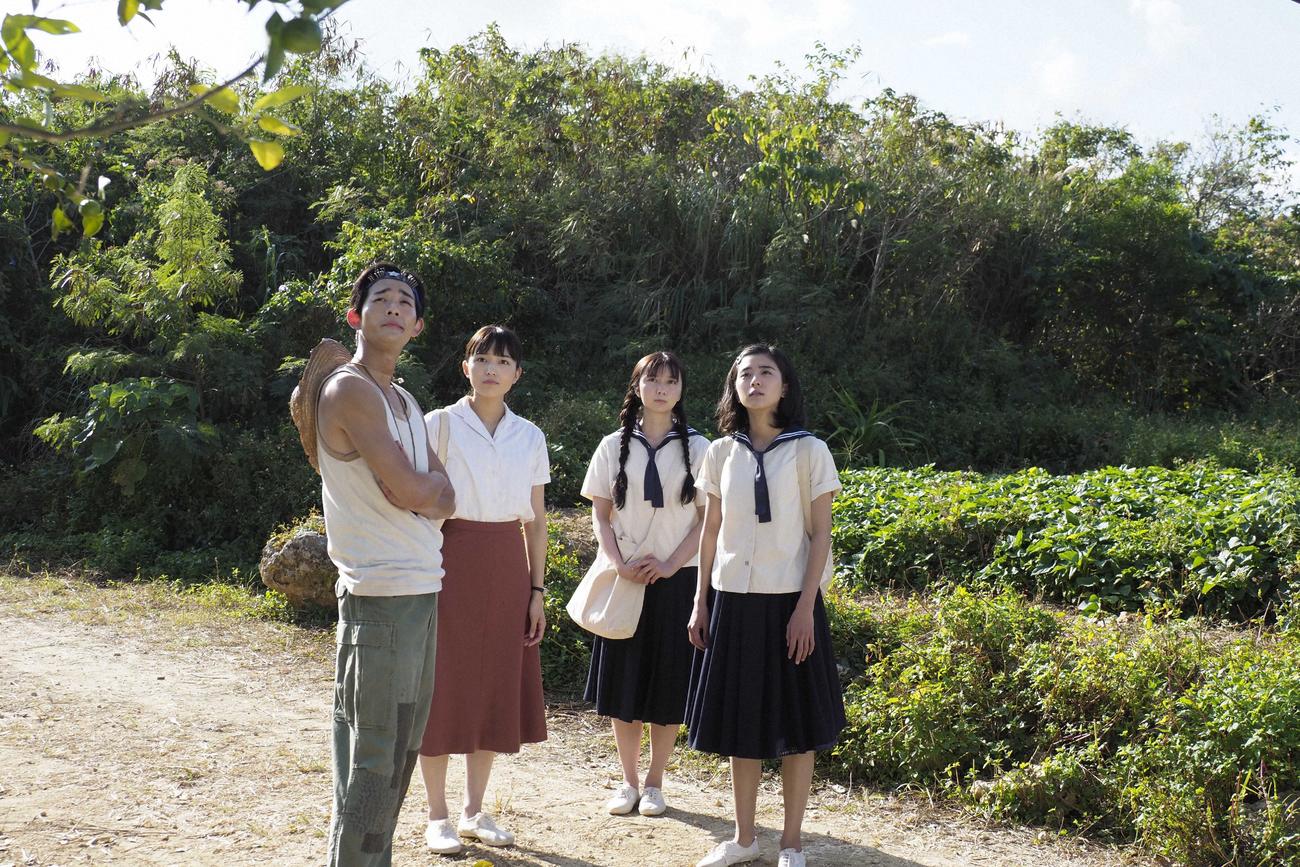 朝ドラ「ちむどんどん」より。成長した比嘉家の子どもたち。左から賢秀（竜星涼）良子（川口春奈）歌子（上白石萌歌）暢子（右＝黒島結菜）（C）NHK
