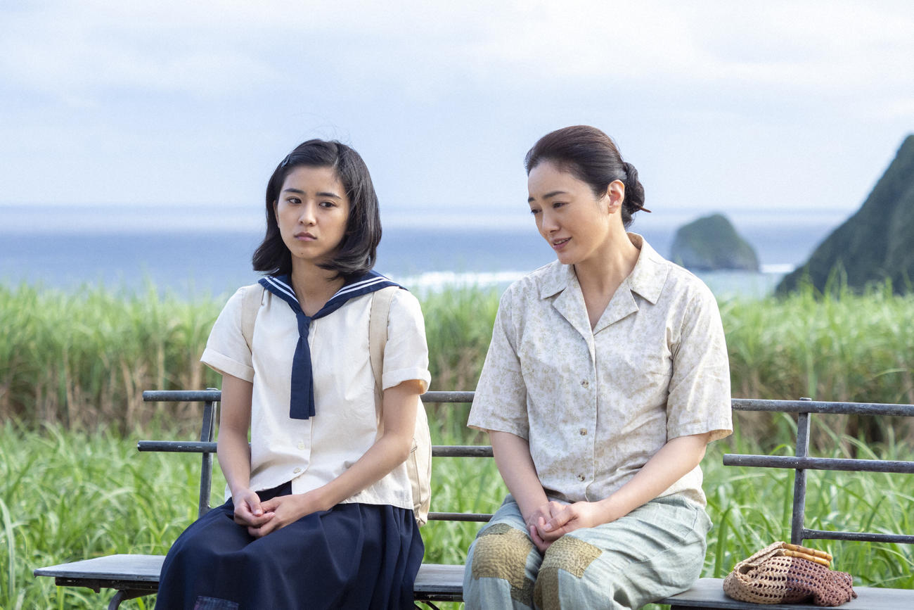朝ドラ「ちむどんどん」より。比嘉暢子（左＝黒島結菜）は母・優子（仲間由紀恵）とベンチに並んで座る（C）NHK
