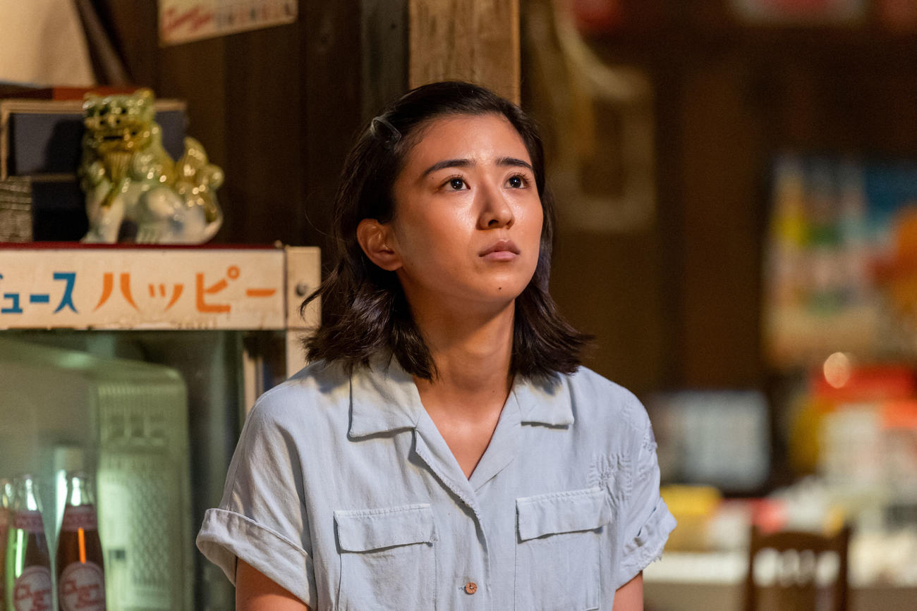 朝ドラ「ちむどんどん」より。思案顔の比嘉暢子（左＝黒島結菜）（C）NHK
