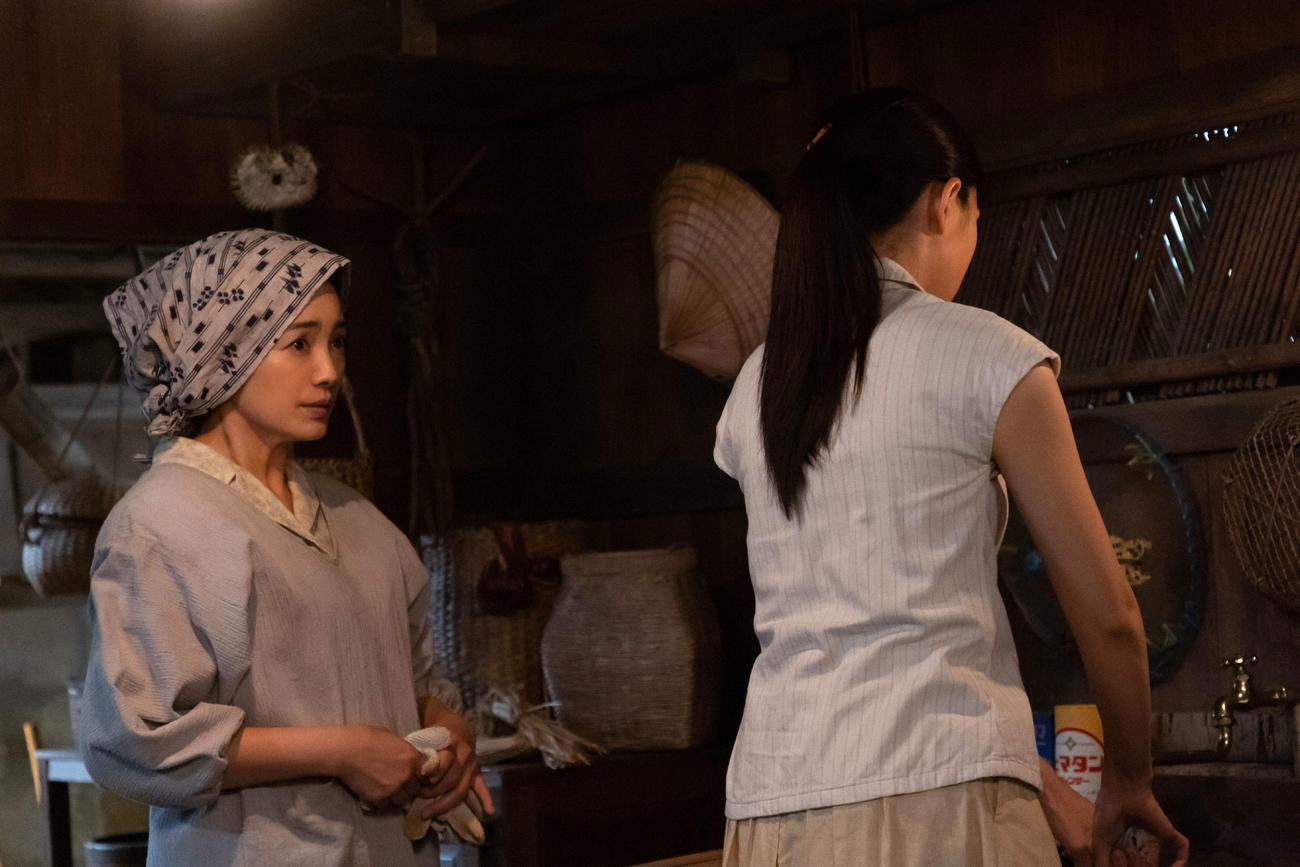 朝ドラ「ちむどんどん」より。比嘉優子（仲間由紀恵）は台所で長女・良子（川口春奈）と話す（C）NHK