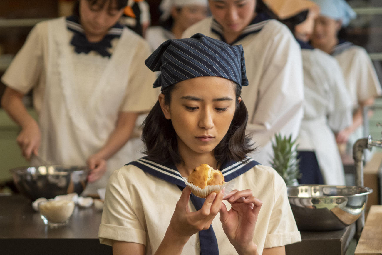 朝ドラ「ちむどんどん」より。サーターアンダギーを見つめる比嘉暢子（黒島結菜）（C）NHK
