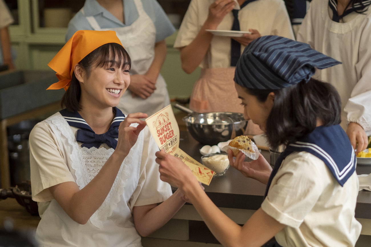 朝ドラ「ちむどんどん」より。比嘉暢子（右＝黒島結菜）は友人の前田早苗（高田夏帆）と話す（C）NHK
