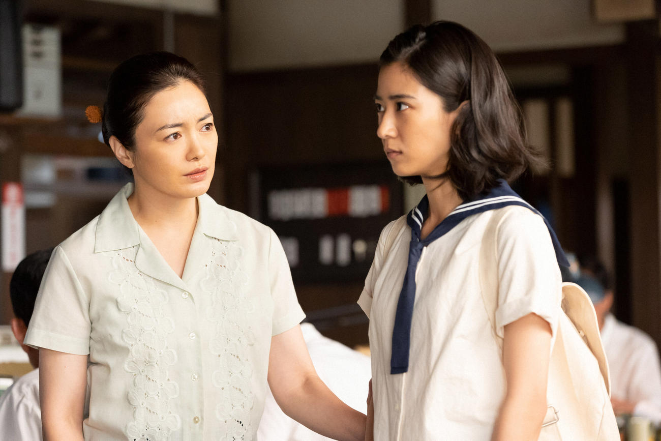 朝ドラ「ちむどんどん」より。深刻な表情で向き合う比嘉暢子（右＝黒島結菜）と母・優子（仲間由紀恵）（C）NHK
