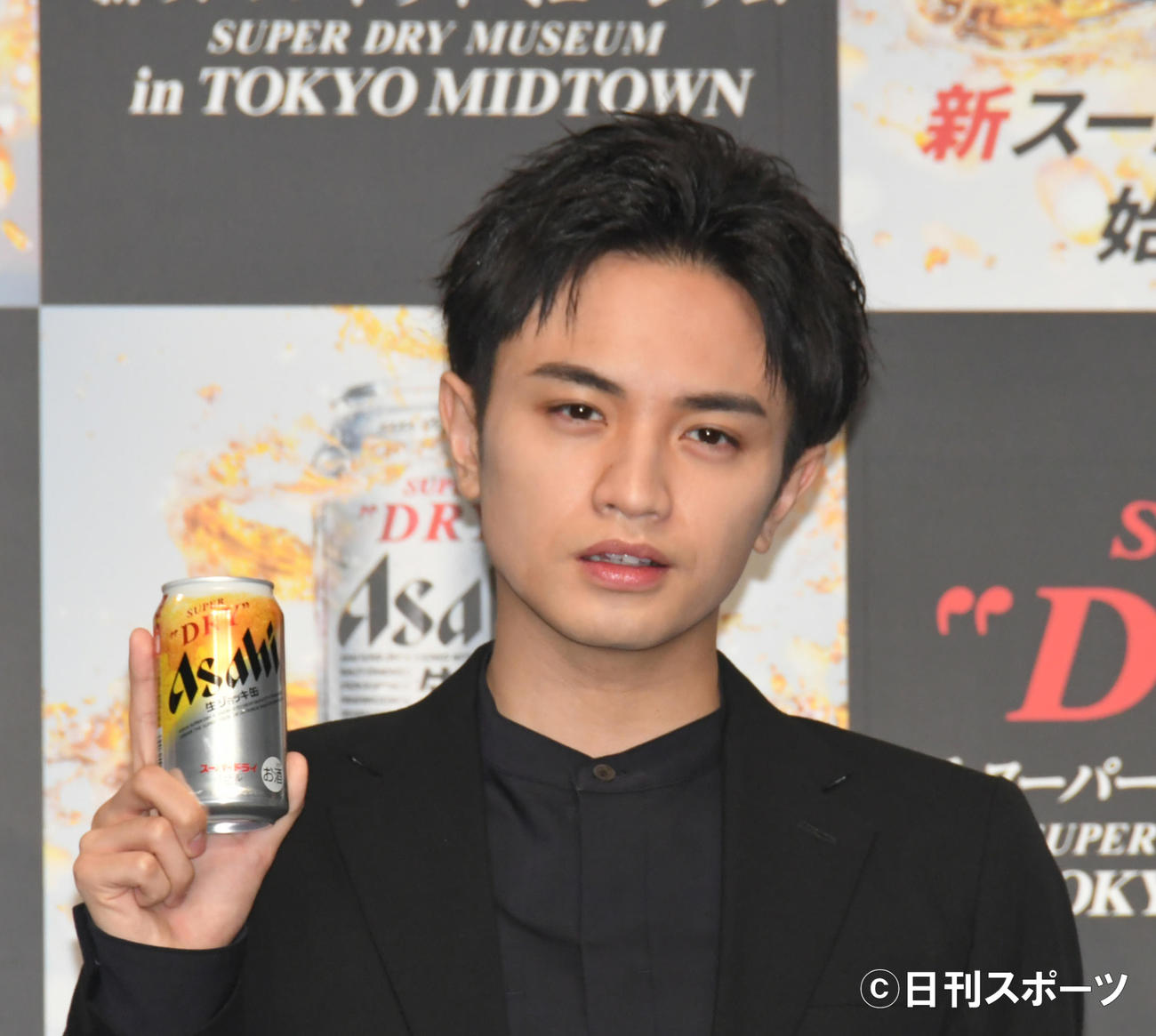 「新スーパードライ」の新CM発表会で、記念撮影するSexy Zoneの中島健人（撮影・酒井清司）