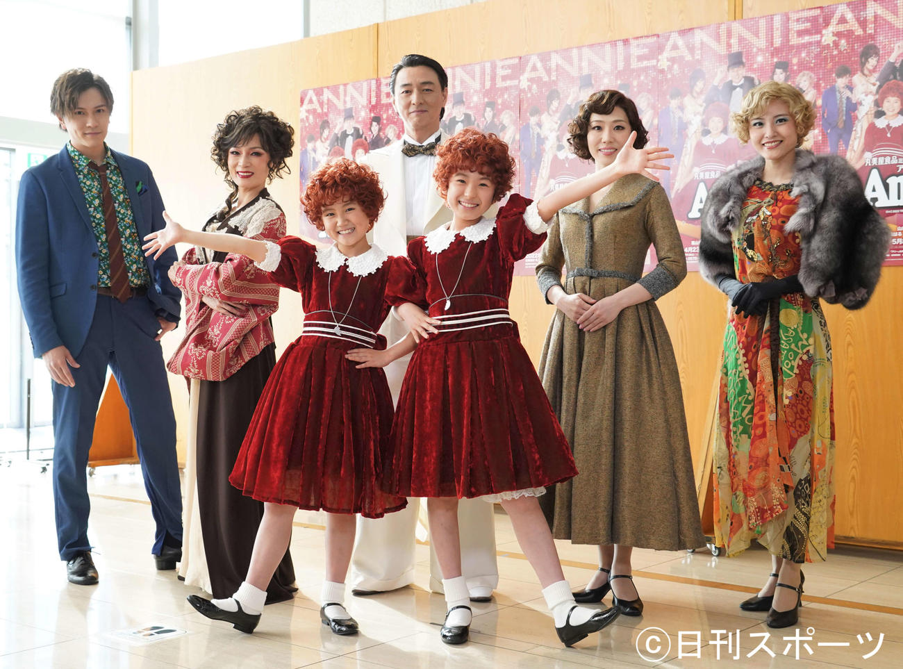 ミュージカル「アニー」の初日前会見に出席した、前列山崎杏（左）と山本花帆。後列左から財木琢磨、マルシア、葛山信吾、笠松はる、島ゆいか（撮影・佐藤成）