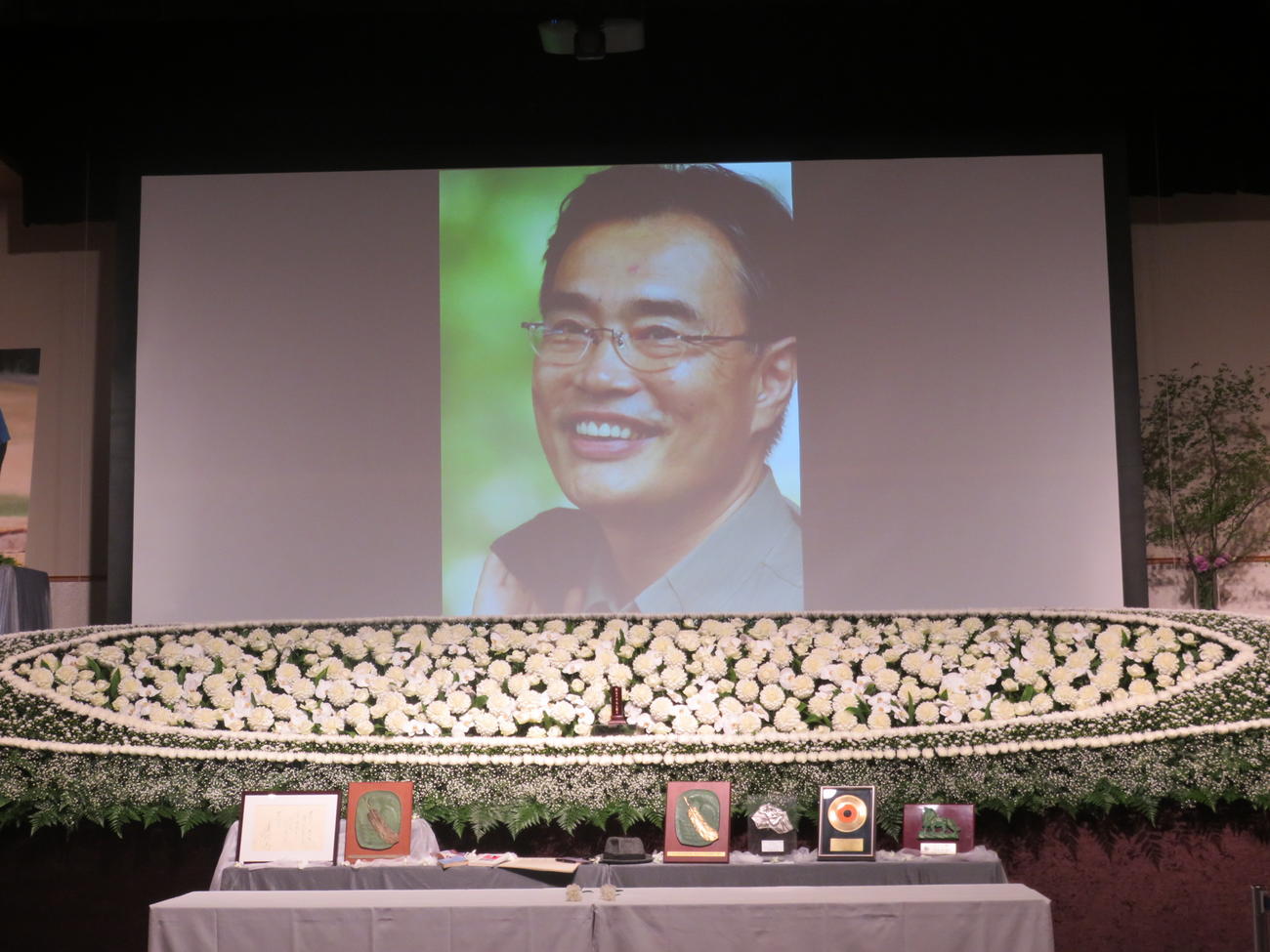 「喜多條忠さんを偲び送る会」の祭壇上に飾られた喜多條忠さんの写真
