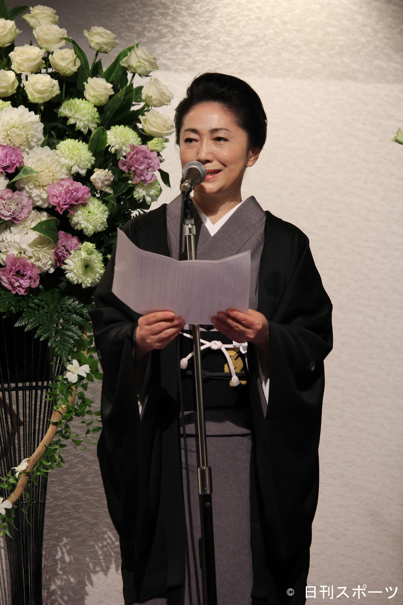 「喜多條忠さんを偲び送る会」であいさつする石川さゆり