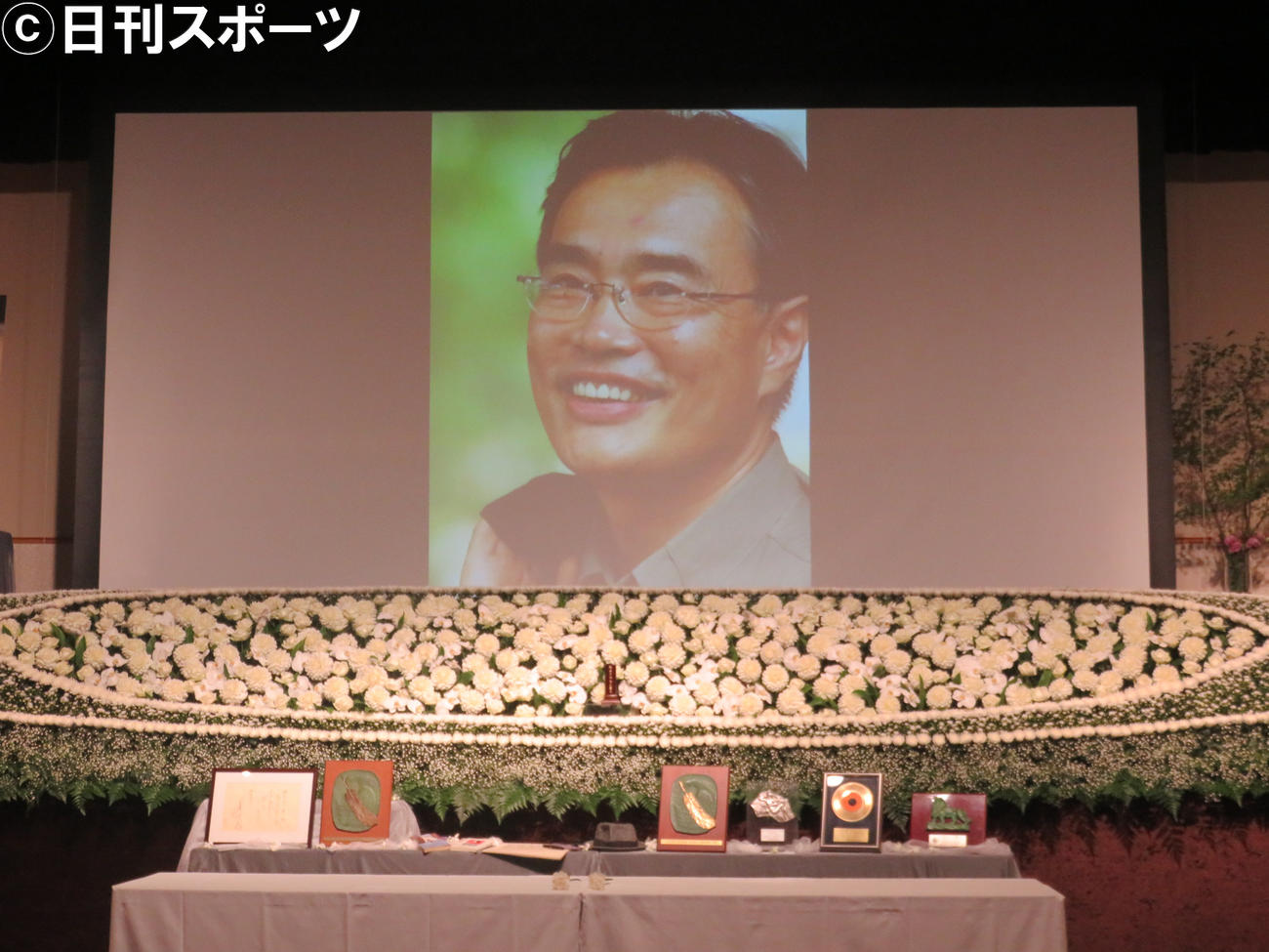 「喜多條忠さんを偲び送る会」の祭壇上に飾られた喜多條忠さんの写真