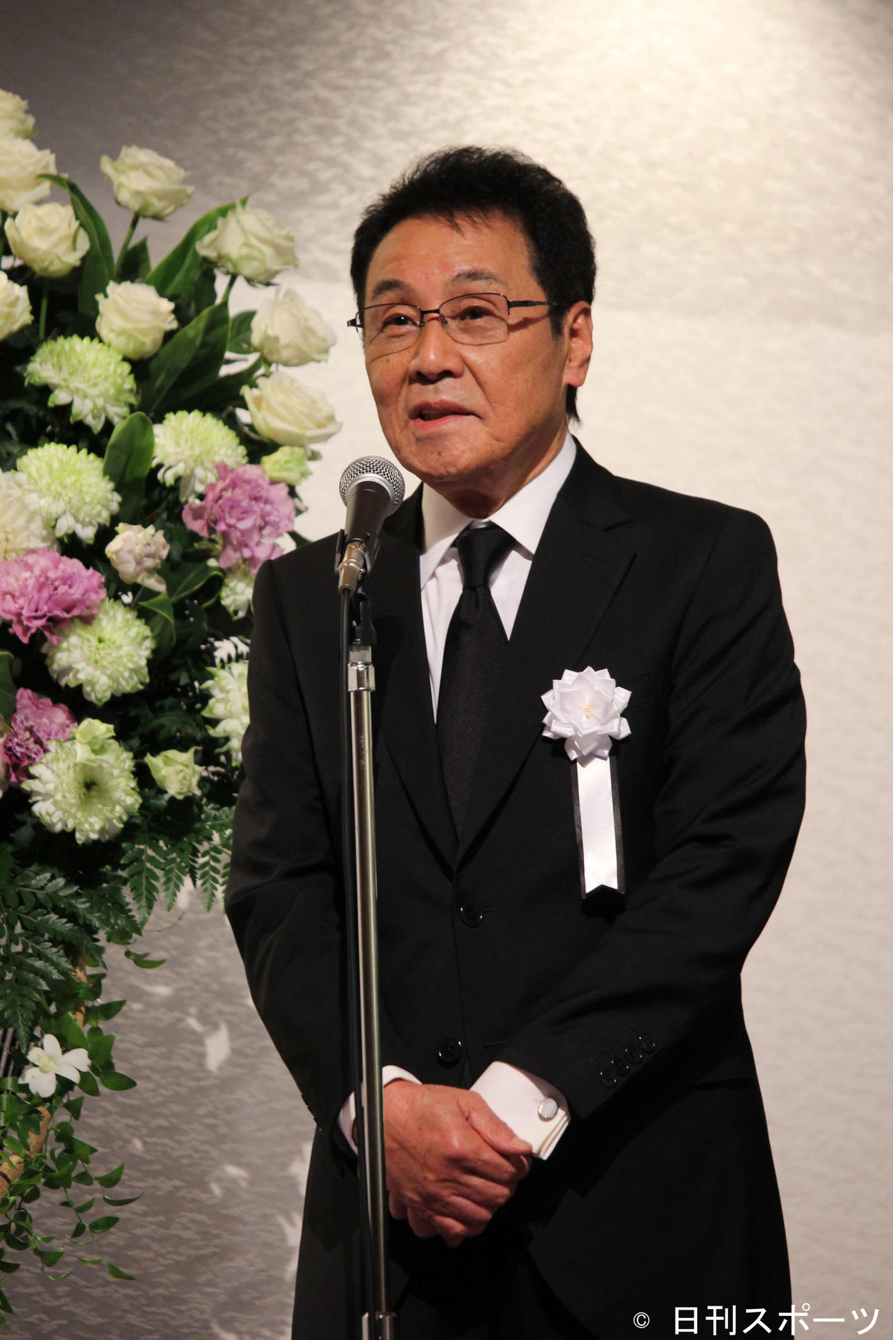 「喜多條忠さんを偲び送る会」であいさつする五木ひろし