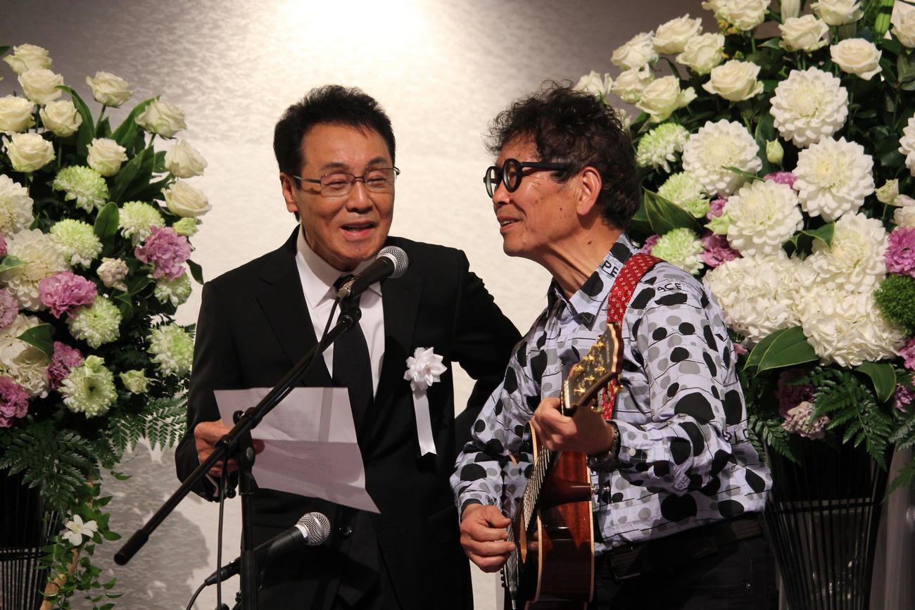 「喜多條忠さんを偲び送る会」で「神田川」を一緒に歌う五木ひろし（左）と南こうせつ