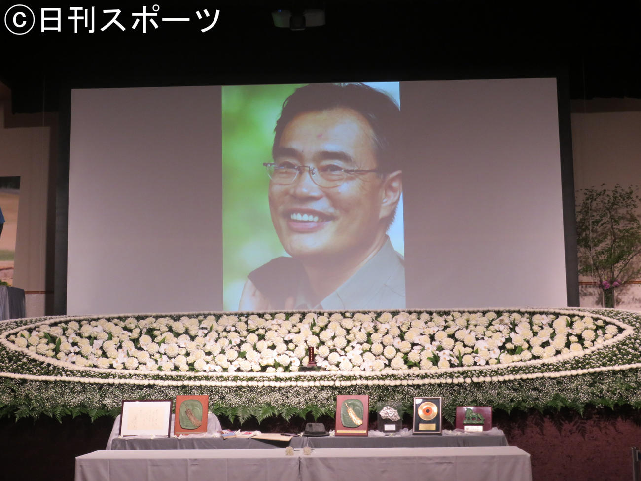 「喜多條忠さんを偲び送る会」の祭壇上に飾られた喜多條忠さんの写真