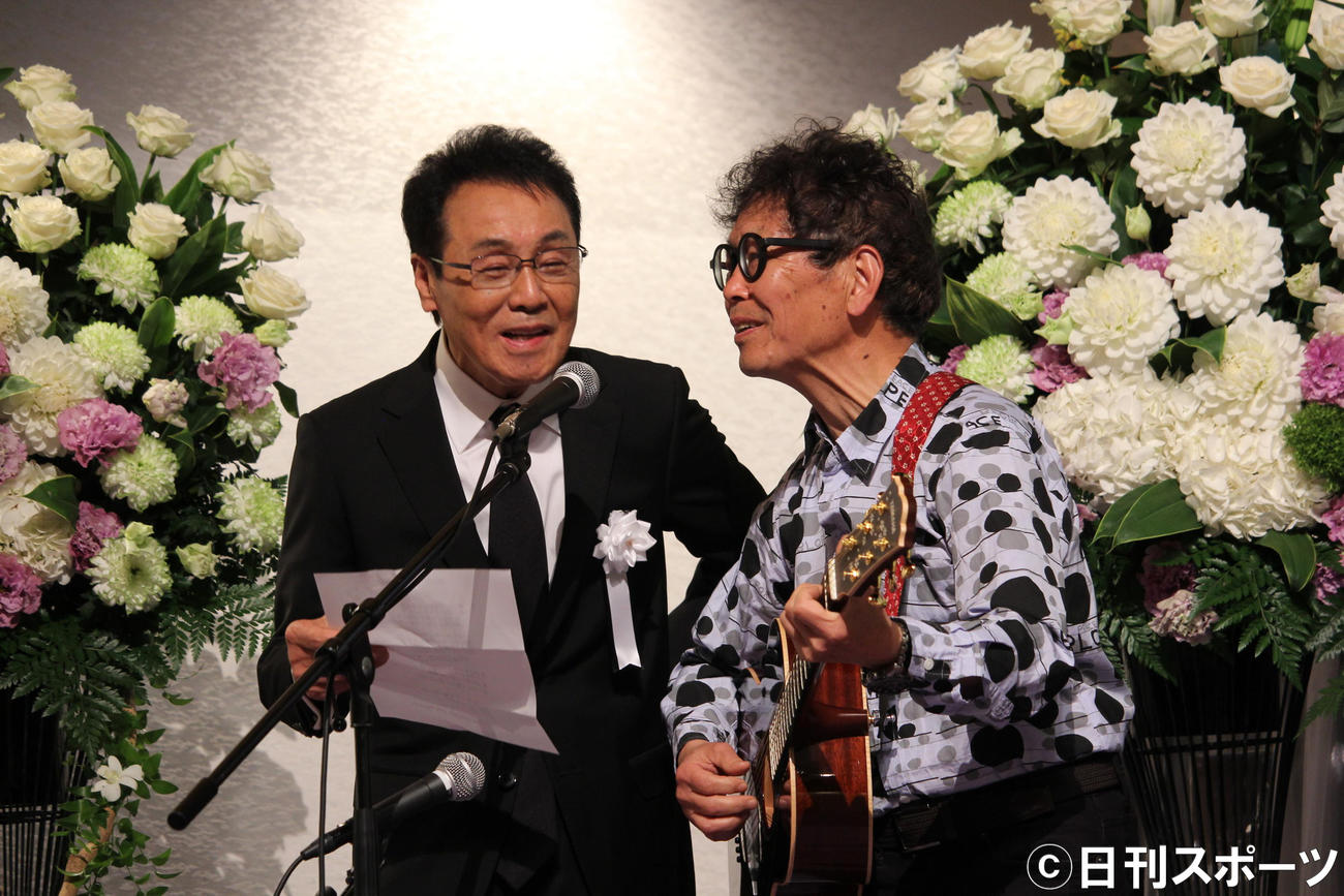 「喜多條忠さんを偲び送る会」で「神田川」を一緒に歌う五木ひろし（左）と南こうせつ