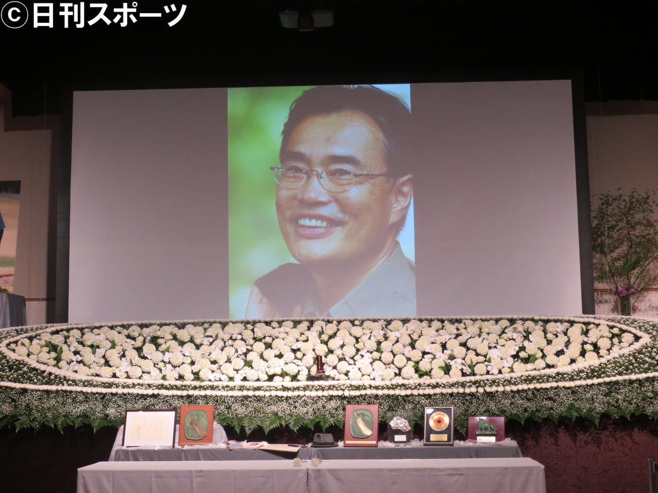 「喜多條忠さんを偲び送る会」の祭壇上に飾られた喜多條忠さんの写真