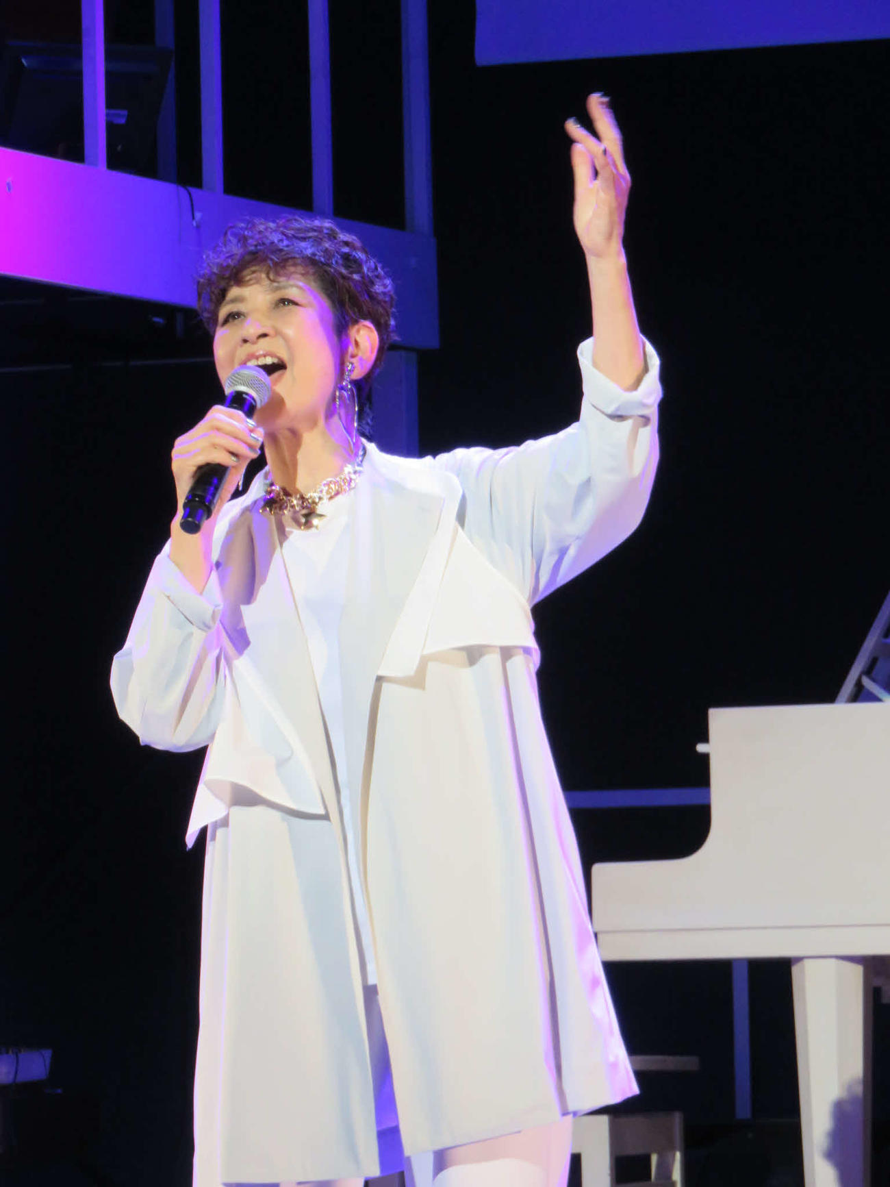 公演「ぼくたちの音を楽しむ～いずみたくと中村八大の歌物語～」に出演する今陽子