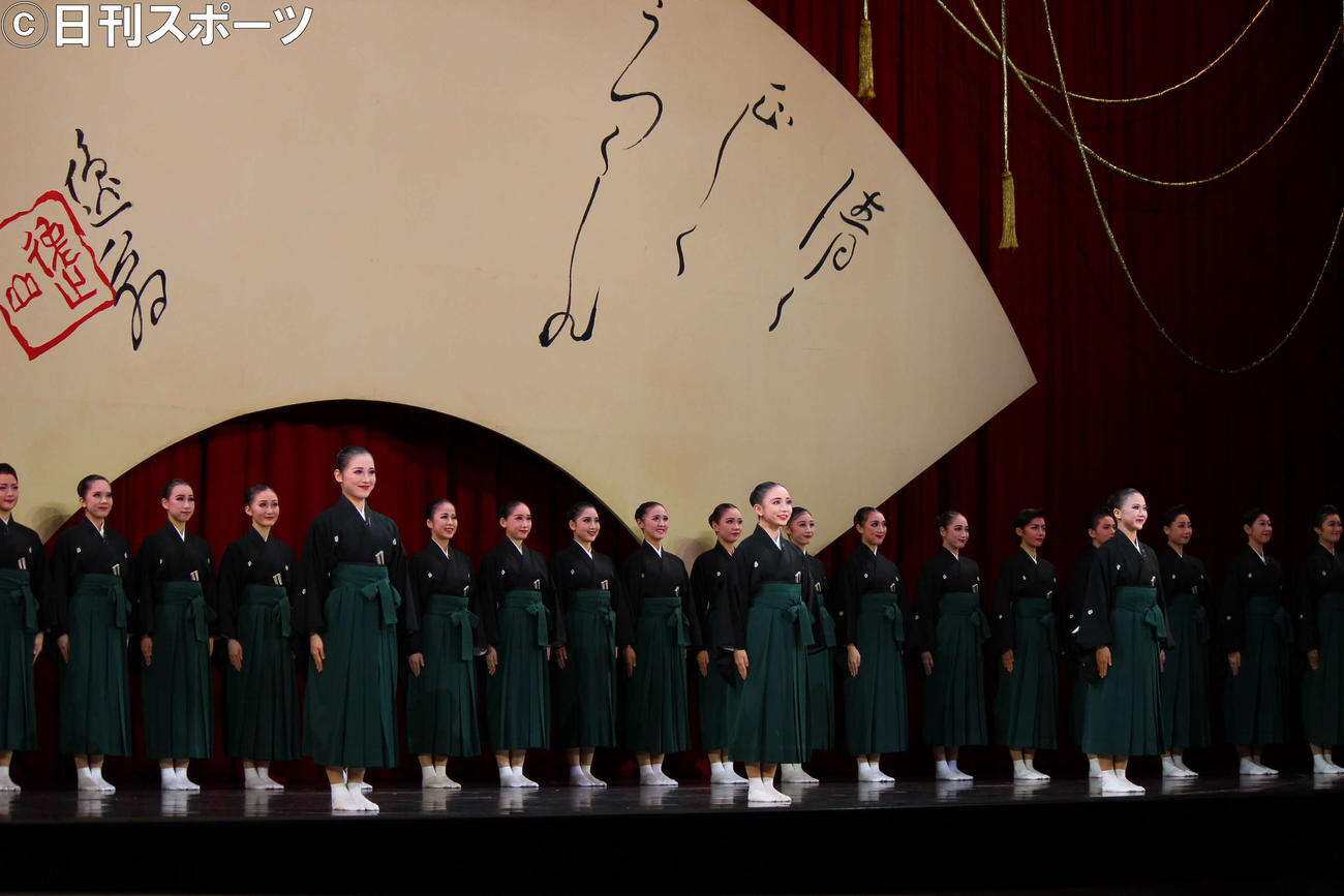 初舞台公演の初日口上に臨んだ（前列左から）花海凛、茉莉那ふみ、彩姫みみ（撮影・村上久美子）