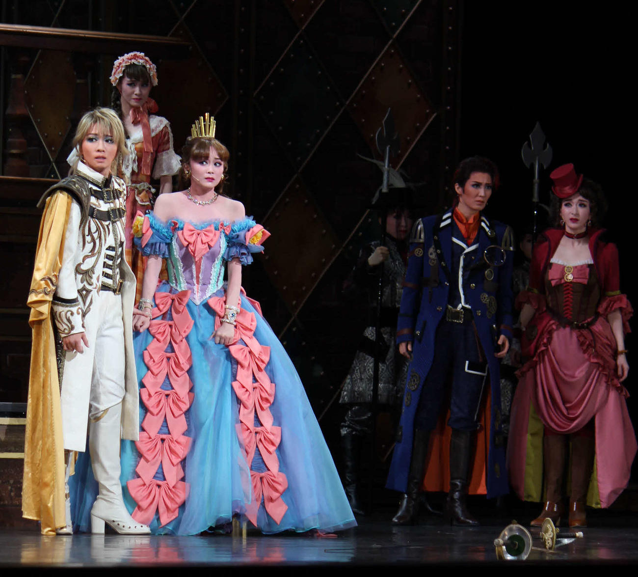 前作と同役で10年後の“成長”を表現した星組トップ礼真琴（左端）と、ガールフレンドを演じた相手娘役の舞空瞳。左から2人目は2番手スター瀬央ゆりあ（撮影・村上久美子）