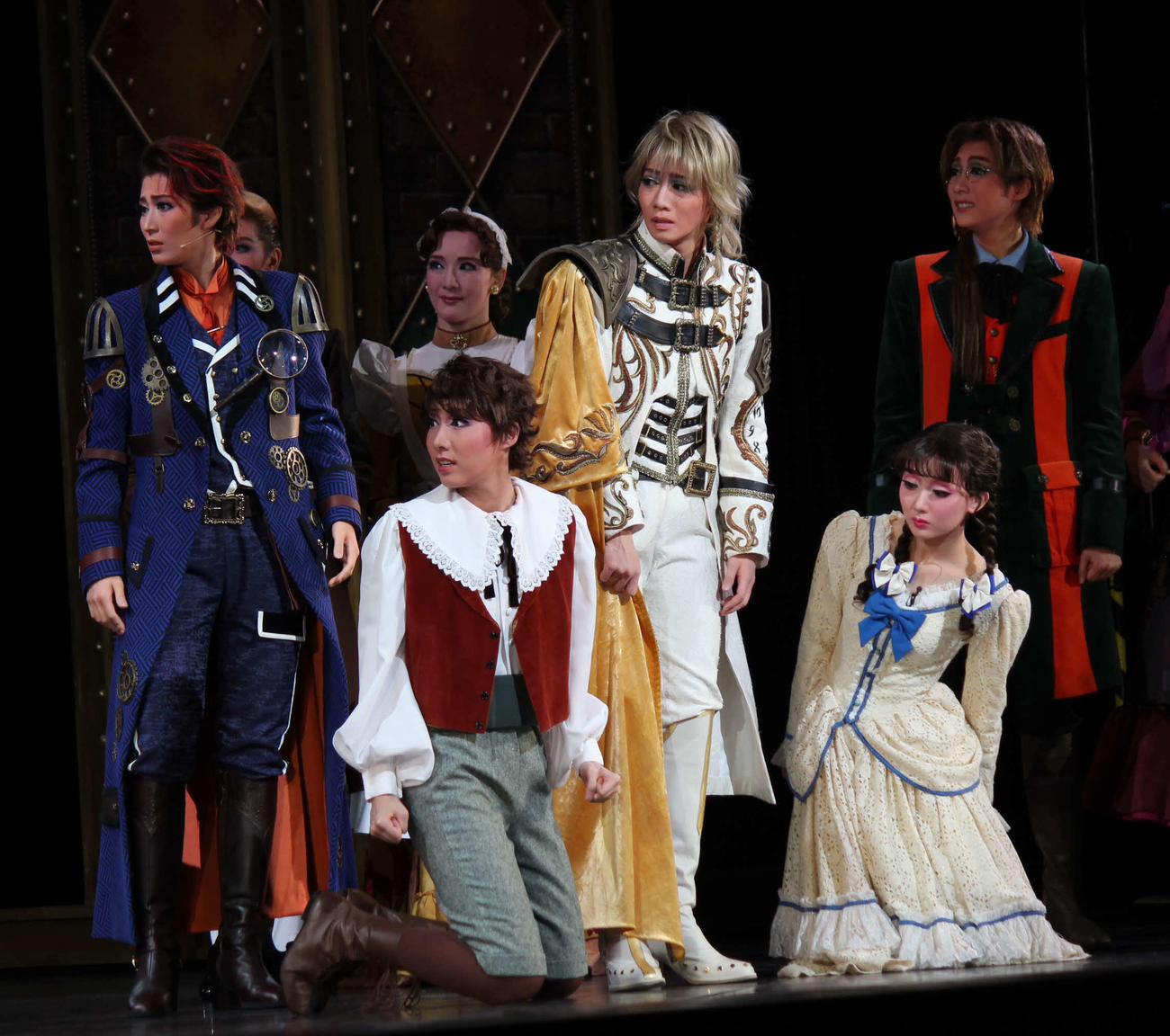 前作で演じた少年の10年後の成長を描いた作品で主演した星組トップ礼真琴（後列中央）と、双子を演じた105期の稀惺かずと（前列左）詩ちづる（同右）（撮影・村上久美子）