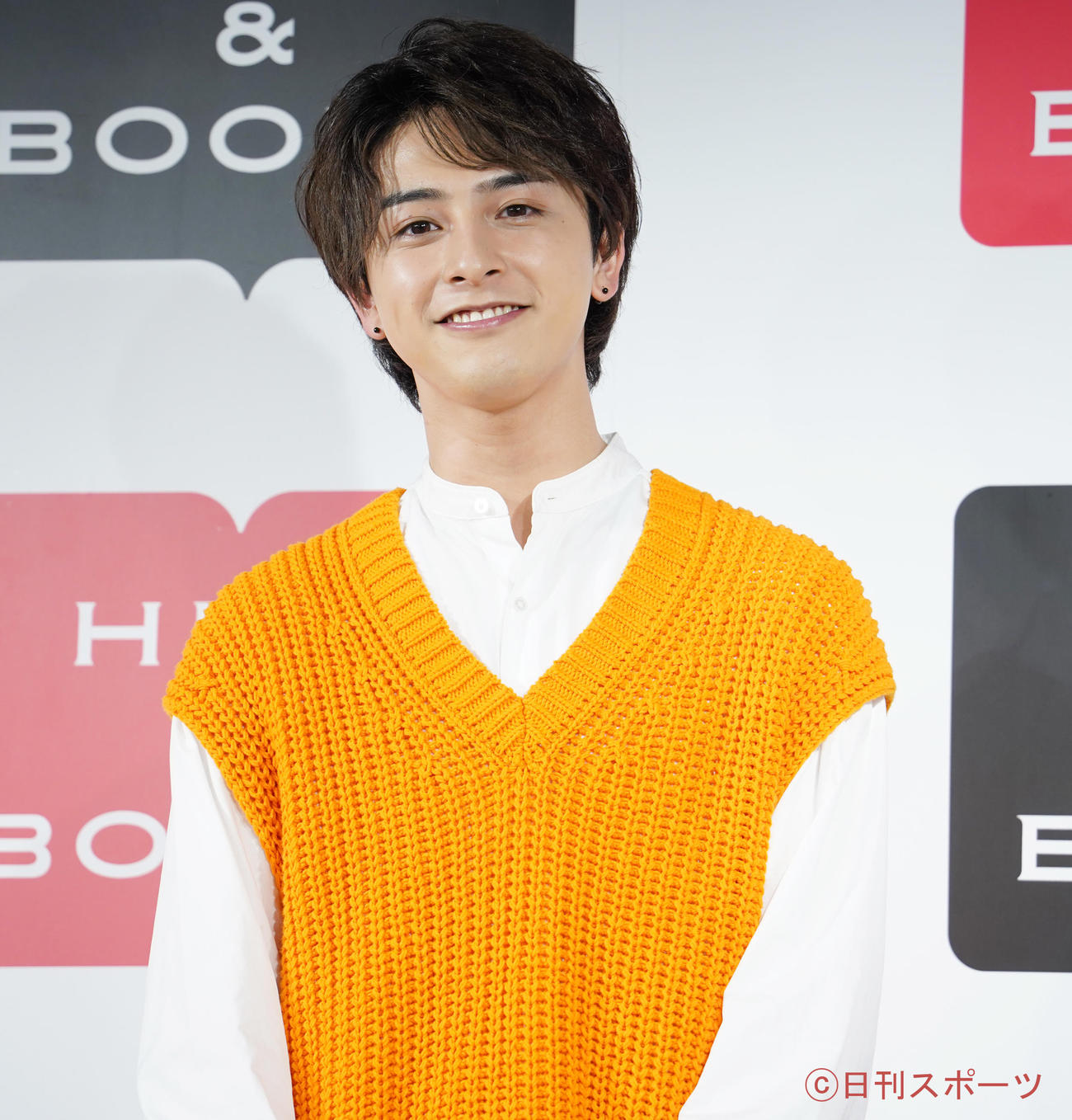 カレンダー発売会見を行った新原泰佑（撮影・佐藤勝亮）