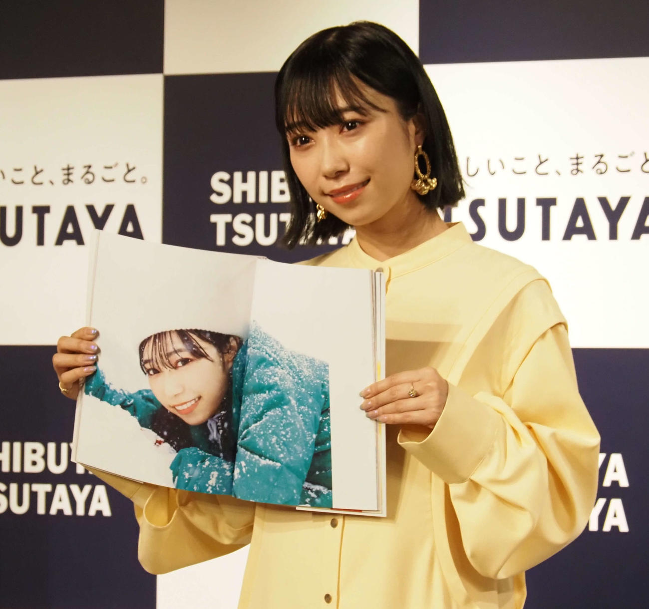 お気に入りのカットを見せる小林愛香（撮影・遠藤尚子）